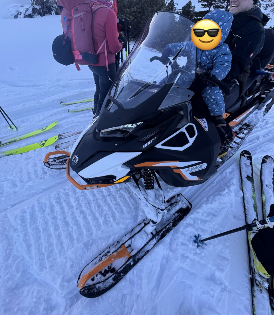 Bild von Wirt mit Kind auf Skidoo